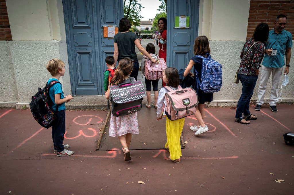 Des élèves et quelques parents devant une école primaire de Toulouse le 22 juin 2020. - Lionel BONAVENTURE 