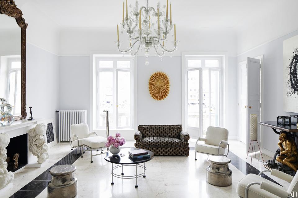 A Murano chandelier crowns the living room; sculptures by Creten and Othoniel.