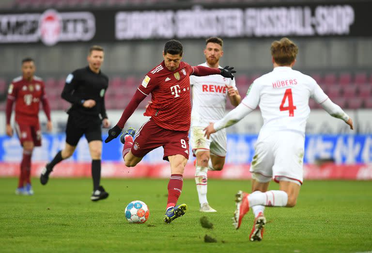 Robert  Lewandowski logró su gol numero 300 en la Bundesliga y es el segundo máximo anotador en la historia del certamen