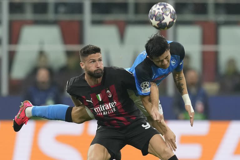 Olivier Giroud, la carta ofensiva de Milan, lucha con Kim Min-jae, durante el duelo de ida de la Champions 