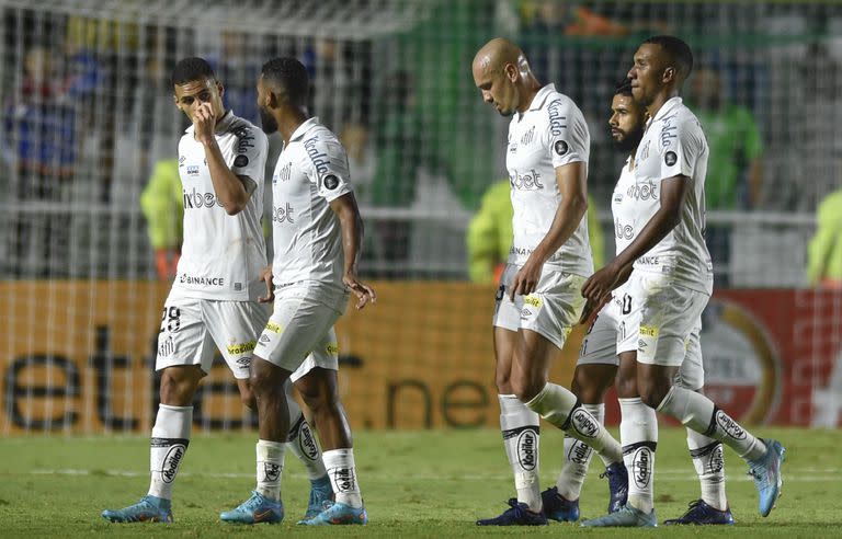 ARCHIVO - Foto del 5 de abril del 2022, jugadores del Santos de Brasil abandonan el campo durante el encuentro de la Copa Sudamericana ante el Benfield de Argentina. El miércoles 6 de diciembre del 2023, Santos desciende a la segunda división por primera vez en su historia.  (AP Foto/Gustavo Garello, Archivo)