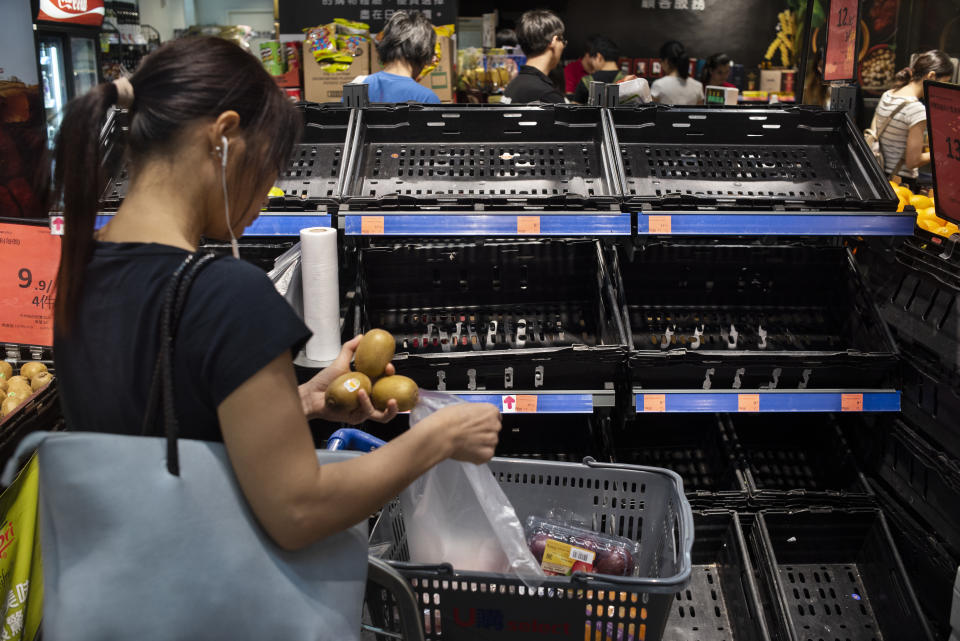 颱風吹襲前夕，多間超市、街市均出現搶購潮、蔬果、生果等均被搶購一空。 (Photo by Miguel Candela/SOPA Images/LightRocket via Getty Images)