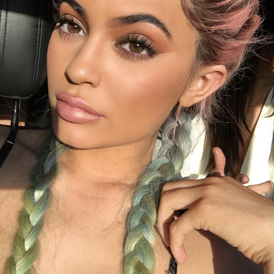 So sieht Kylie Jenners sommerliche Frisur von vorne aus. Passend zu den pastelligen Haarfarben: der zarte Lippenstift aus ihrer eigenen Beauty-Linie. Foto: Instagram/Kyliejenner