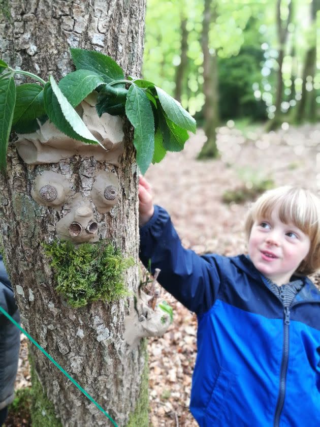 Contrairement aux idées reçues, la boue de la forêt est en fait très propre (Photo: ©Pascale d’Erm (autour du feu))