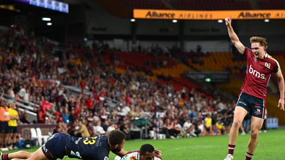 Suliasi Vunivalu scores a try.