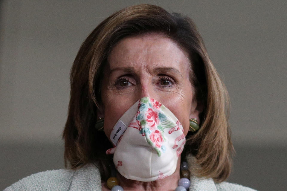 美國眾議院議長裴洛西（Nancy Pelosi）的口罩樣式相當多變。（圖片來源：REUTERS/Tom Brenner）