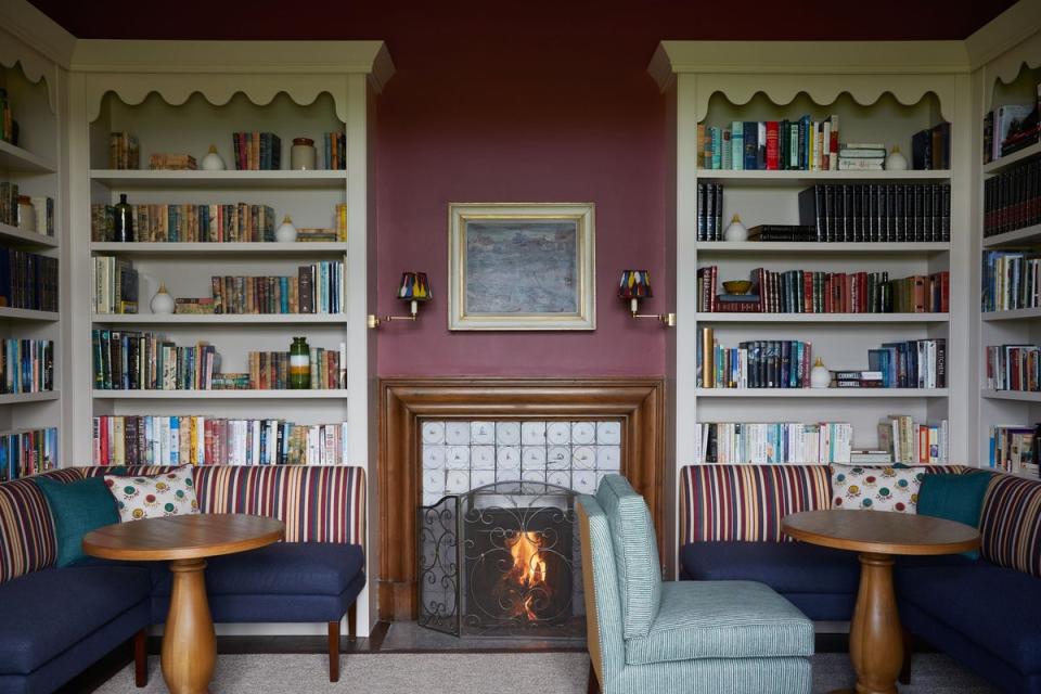 Grab a book from the shelves and enjoy the fireplaces at Wildhive Callow Hall (Wildhive Callow Hall)