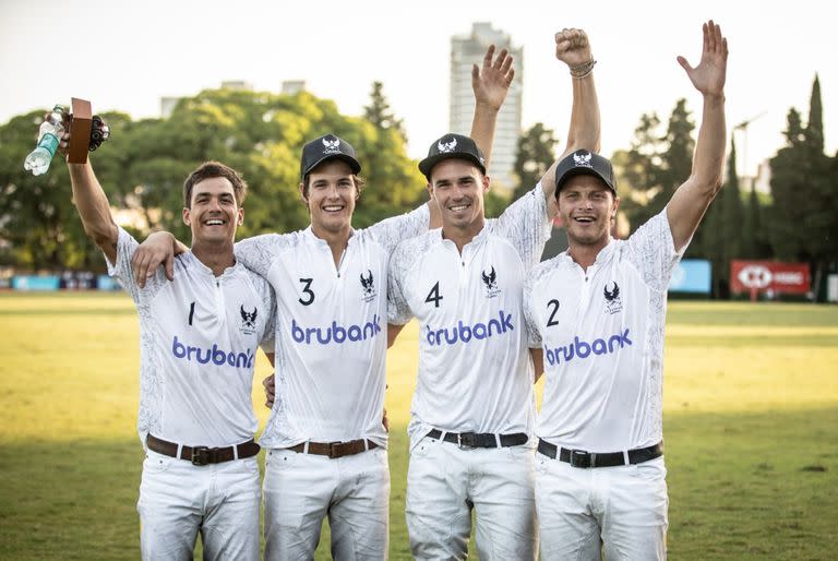 Una foto como para que los integrantes de La Ensenada pongan en una repisa: la del día en que Britos, Juan Martín Zubía, Del Carril y Bigatti voltearon a nada menos que La Dolfina en el Campeonato Argentino Abierto.