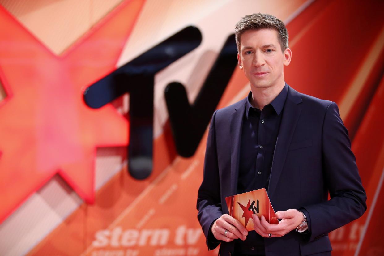 Moderator Steffen Hallaschka sprach mit Nikolaus Blome, Politik-Chef der „Bild“-Zeitung, und SPD-Politiker Michael Roth über korrekte Berichterstattung und Fake-Quellen. (Bild: MG RTL D/Stefan Gregorowius/i&u TV)