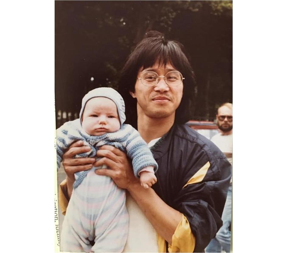 謝志偉表示，1983初秋，剛到德國攻讀博士一年，去柏林看台灣碩士指導教授夫婦，照片裡，他抱著教授夫婦的女兒。（圖／擷取謝志偉臉書）