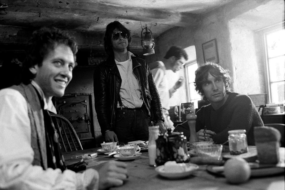 (L-R): South African actor Richard E. Grant, English actor, screenwriter and director Bruce Robinson, and English actor Paul McGann on the set of Robinson's film Withnail & I. (Photo by Murray Close/Sygma/Sygma via Getty Images)