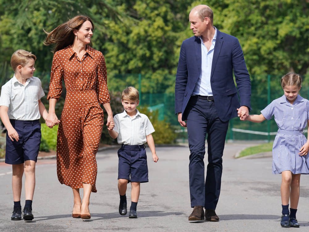 Stolze Eltern: Herzogin Kate und Prinz William nehmen ihre Kinder am ersten Schultag an die Hand. (Bild: imago images/i Images)