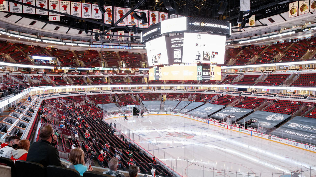 Fans wait for the Blackhawks to play the Stars on May 9, 2021, at the United Center. (Armando L. Sanchez/Chicago Tribune/Tribune News Service via Getty Images)