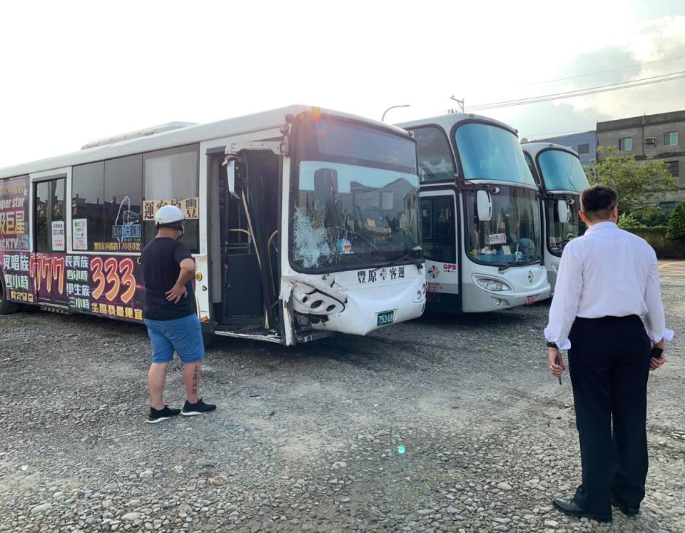 中市公車連撞8車，駕駛中風送醫。（讀者提供）