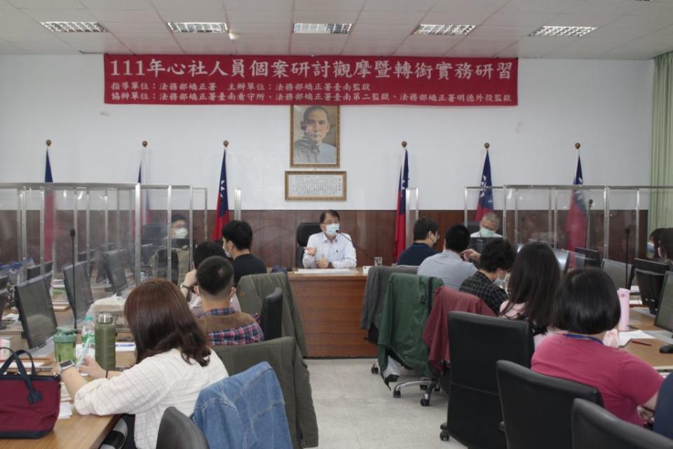 台南監獄舉辦心社人員研討觀摩暨轉銜實務研習。（記者黃文記攝）