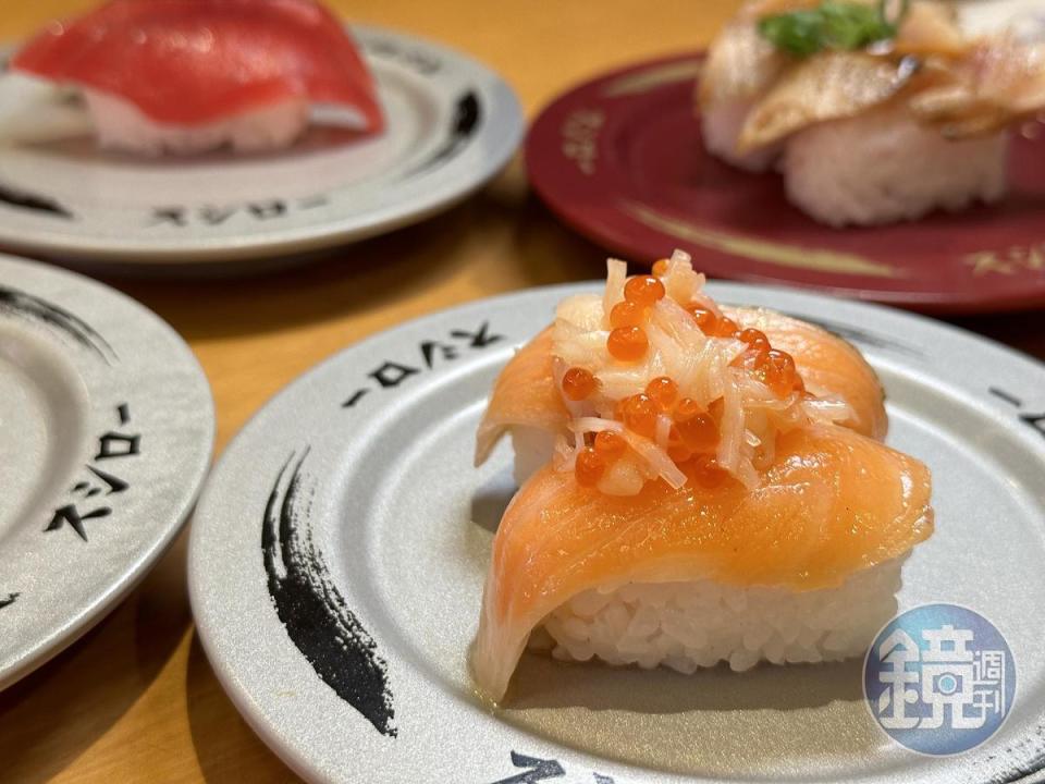 「干貝鮭魚親子」使用炙燒鮭魚腹上，加上北海道產蒸干貝與阿拉斯加產紅鮭魚卵。（60元／盤）