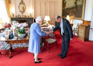 Aww Queen Elizabeth Subtly Shares Unseen Photo George Charlotte