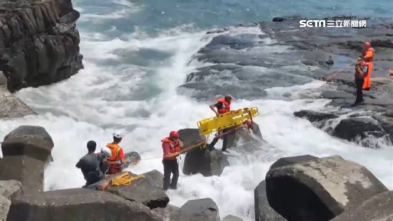 海巡人員搜救時碰上瘋狗浪，差點釀成意外。