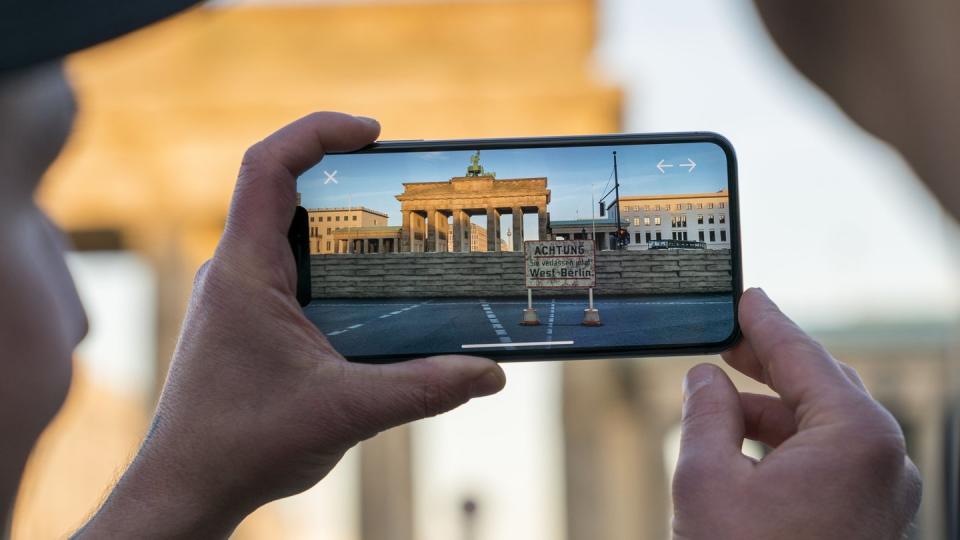 Zum 30. Jahrestag des Mauerfalls können Smartphone- oder Tabletbesitzer die Berliner Mauer virtuell an ihrem historisch korrekten Ort erkunden. Foto: Brooks Kraft/Apple/dpa