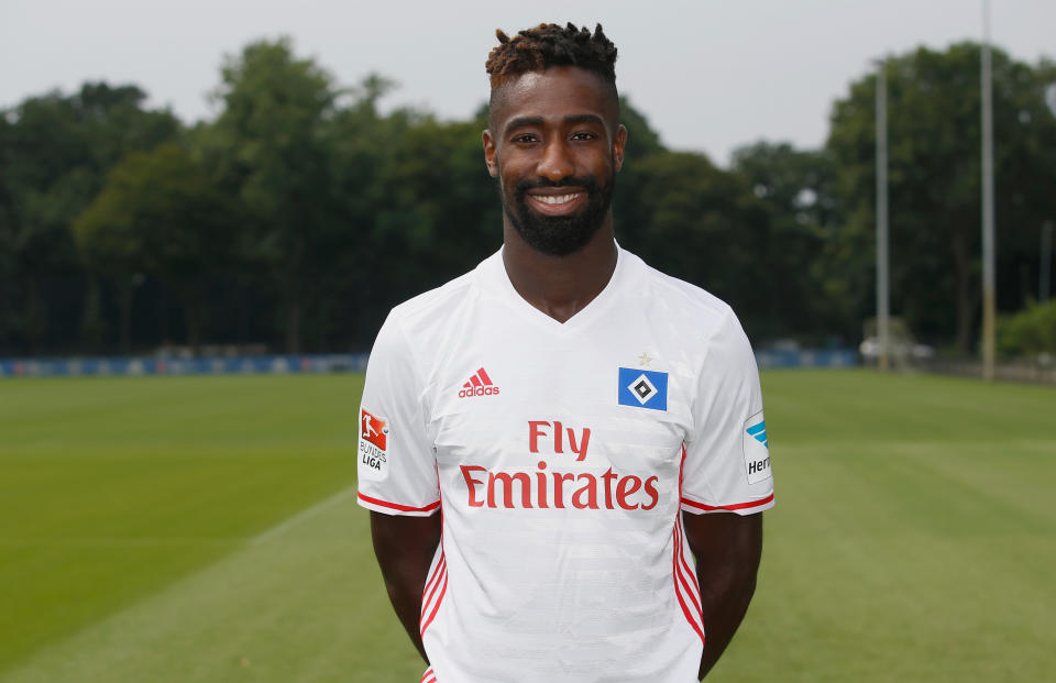 Der Bundesliga-Dino Hamburger SV hat auf den ersten Blick ein schlichtes weißes Heim-Jersey gewählt. Blassgraue Querstreifen sind jedoch eingewebt, darin kommt auch die Raute des Vereins vor.