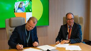 CEO of Yara, Svein Tore Holsether, signs a memorandum of understanding with Walter Hernández, CEO of El Parque Papas for a future purchase of the new fossil free green fertilizer, which will be introduced to the world market next year.