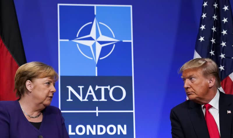FOTO DE ARCHIVO: Angela Merkel y Donald Trump celebran una reunión bilateral al margen de la cumbre de la OTAN en Watford, Reino Unido, el 4 de diciembre de 2019