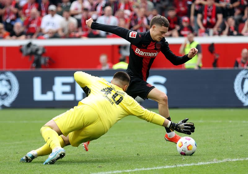 Florian Wirtz del Bayer Leverkusen en acción frente al arquero del Ausburgo, Tomas Koubek, en el partido por la última fecha de la Bundesliga, en el BayArena, Leverkusen, Alemania