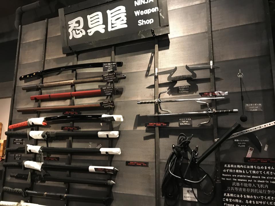 「NINJA KYOTO」忍者餐廳內有販賣忍者道具，請注意不能帶上機。