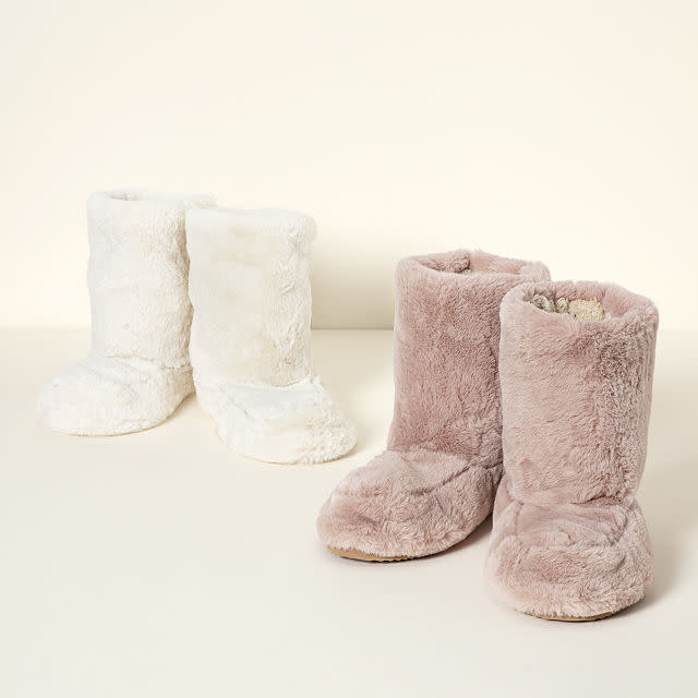 <p><a href="https://go.redirectingat.com?id=74968X1596630&url=https%3A%2F%2Fwww.uncommongoods.com%2Fproduct%2Fcozy-lavender-warming-booties&sref=https%3A%2F%2Fwww.veranda.com%2Fshopping%2Fhome-accessories%2Fg45756982%2Fwhite-elephant-gifts%2F" rel="nofollow noopener" target="_blank" data-ylk="slk:Shop Now;elm:context_link;itc:0;sec:content-canvas" class="link ">Shop Now</a></p><p>Cozy Lavender Warming Booties</p><p>uncommongoods.com</p><p>$80.00</p>