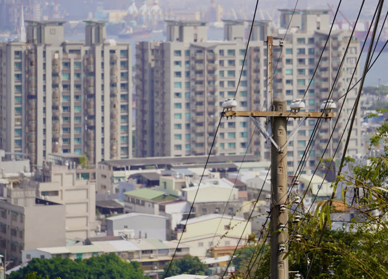 用電大戶電價7月起調漲，台大今天呼籲，大學雖算是用電大戶，但目的在教學研究，電價調漲不應適用於大學。（中央社檔案照片）