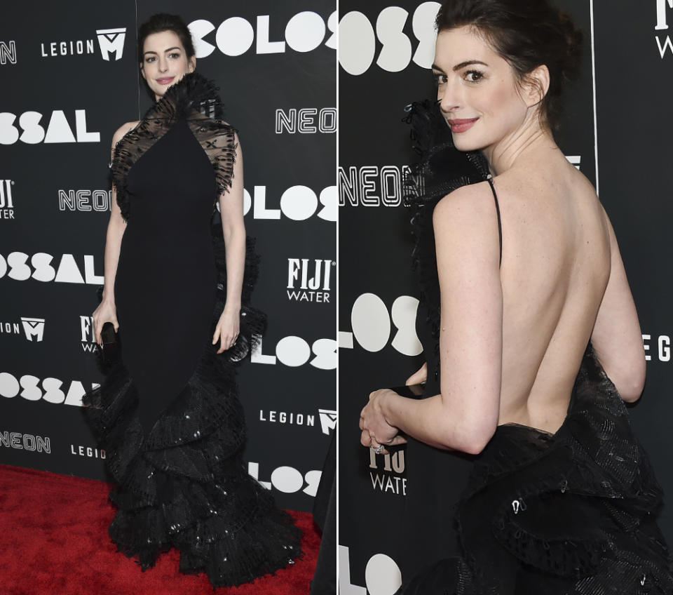 <p>Ausnahmsweise atemberaubend: Die sonst meist eher katastrophal gekleidete Anne Hathaway auf der “Colossal”-Premiere in New York in einem divaesken Look von Armani Privé. (28. März 2017, Bild: AP) </p>