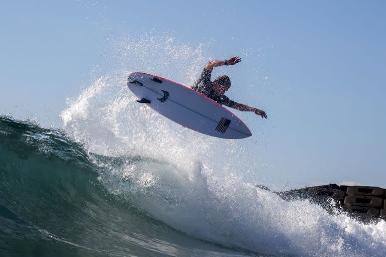 Kolohe Andino, de Estados Unidos, surfeando en Tsurigasaki beach