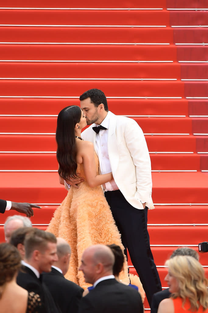 Un vrai-faux baiser de cinéma sur le tapis rouge cannois ! Sara Sampaio et Jamie Redknapp ont offert un joli moment à la Croisette en s’enlaçant amoureusement sur les marches du Palais des Festivals.