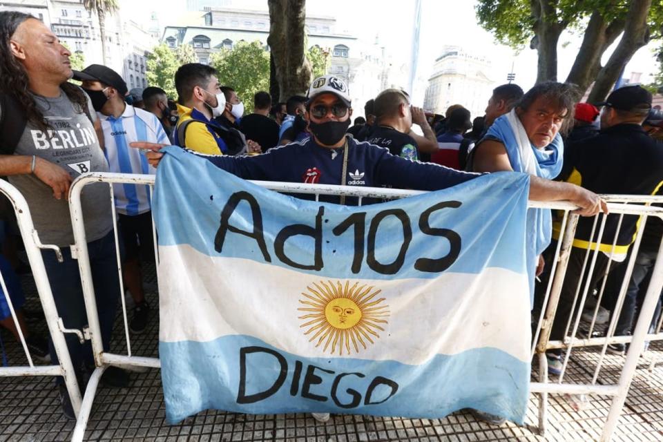 Vigilia, emoción, euforia, lágrimas y respeto se viven en las largas filas de gente que esperan despedir a Diego Maradona