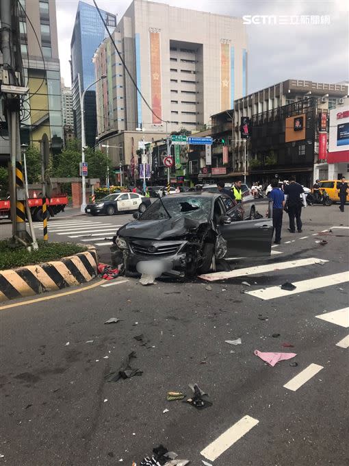 戴女所駕駛的黑色轎車車頭全毀。（圖／翻攝畫面）