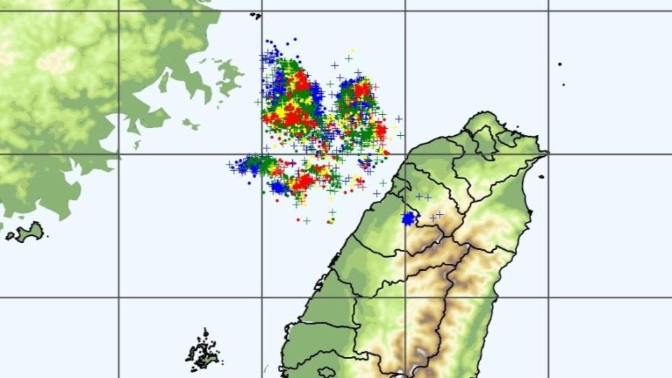 海峽北部出現密集閃電。（圖／翻攝自台灣颱風論壇｜天氣特急臉書）