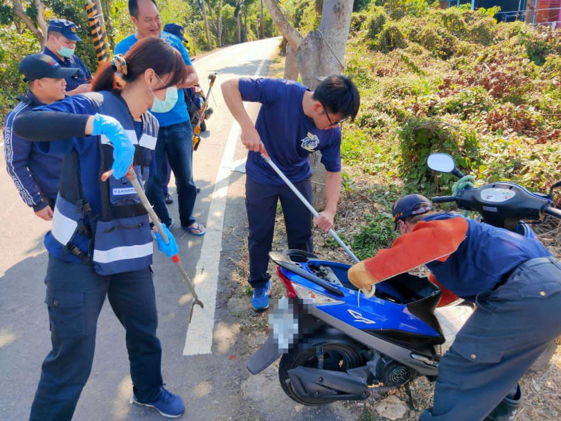 機車行老闆協助拆掉機車座椅後，消防員發現臭青母藏在車身裡。（圖／讀者提供）