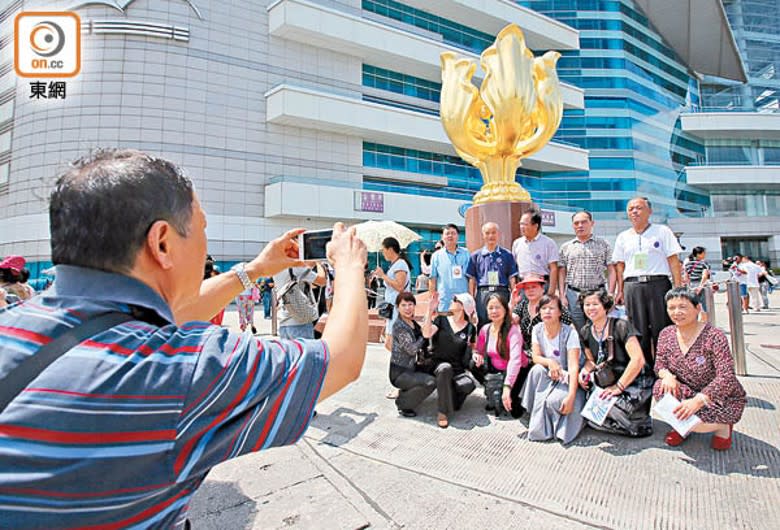 根據去年第4季旅客趨勢調查顯示，有約半數內地旅客首選香港旅遊。