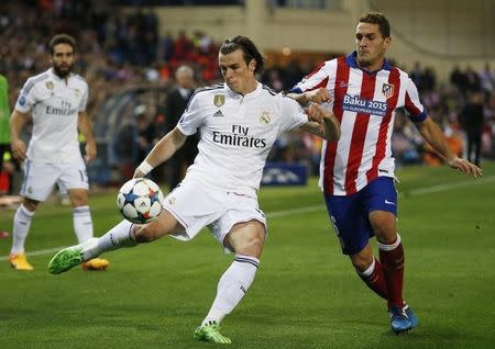 Atletico Madrid v Real Madrid - UEFA Champions League Quarter Final First Leg - Vicente Calderon, Madrid - Spain - 14/4/15. Real Madrid's Gareth Bale in action with Atletico Madrid's Koke Reuters / Paul Hanna