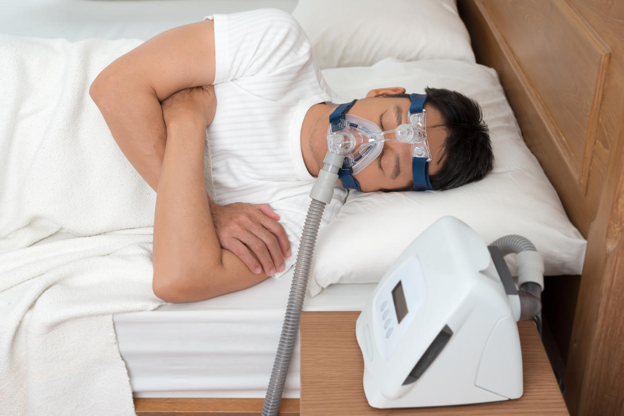 El tratamiento actual para la apnea obstructiva del sueño son los dispositivos de presión positiva en las vías respiratorias (CPAP). Foto: Getty