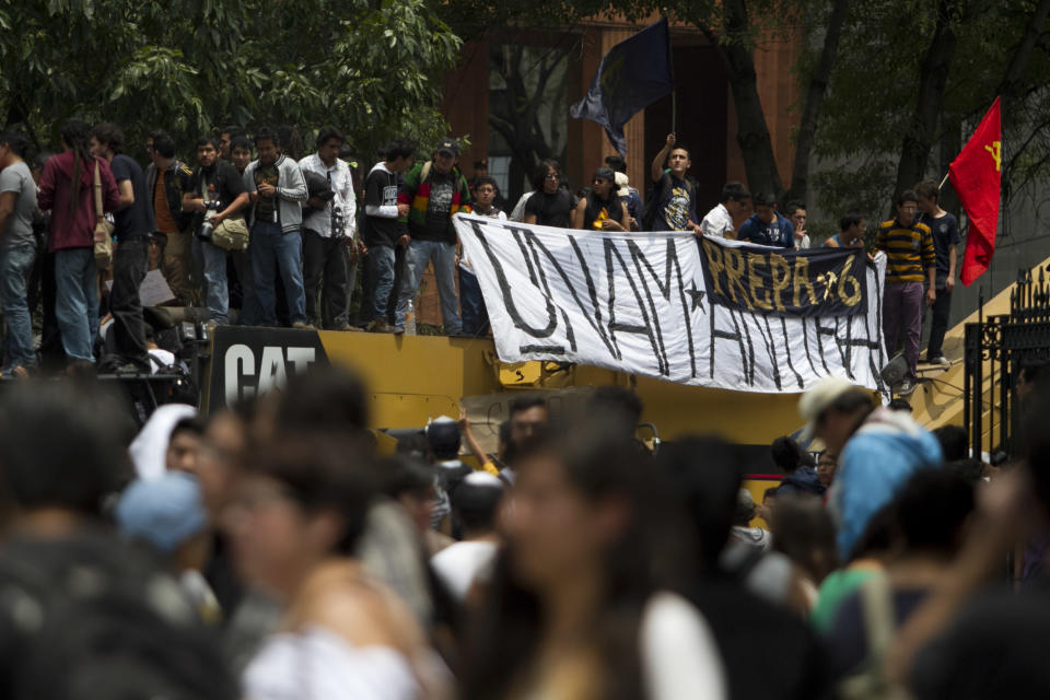 Asisten miles de personas a la marcha de la Estela de Luz al Monumento a la Revolución que fue convocada por los integrantes del movimiento #Yo Soy 132, para protestar en contra de la elección de Enrique Peña Nieto, candidato del PRI a la presidencia de la república y virtual ganador de la jornada electoral que se realizo el día de ayer. Durante la marcha, algunas personas salían de los edificios o bajaban de sus autos y lanzaban consignas y otros con carteles para apoyar la marcha.