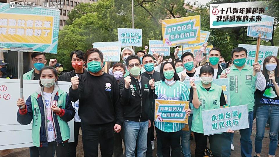 台灣民眾黨議員參選人中，不少都是政治界素人，蔡壁如表示，預計在疫情趨緩後，開始發起永續台灣世代共行18歲公民權修憲複決大眾走活動。（圖／翻攝民眾黨臉書）