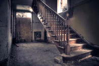 <p>A view of the staircase inside Rauceby, an abandoned mental asylum in Lincolnshire. (Photo: Simon Robson/Caters News) </p>