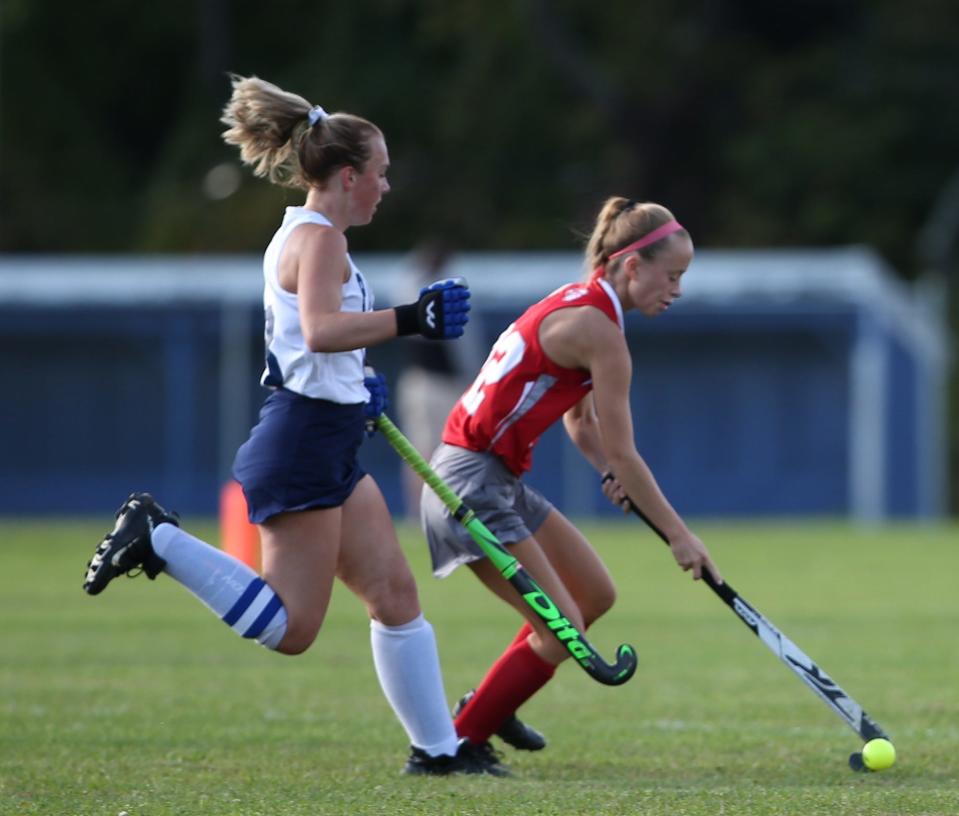 Red Hook's Maddie Boyd controls the ball against Pine Plains during a Sept. 29, 2021 field hockey game.