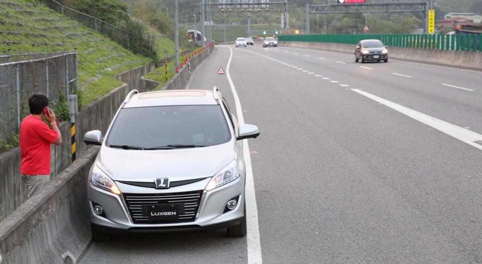 故障指示牌放妥後，人要迅速離開車道，不要停留在車道上，最好能退到護欄外，面向車尾，才能確保自身安全。