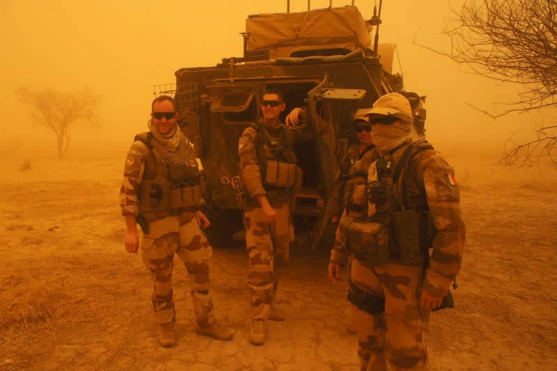 Soldats français à Inat, au Mali. Le président du Niger, Mahamadou Issoufou, a souhaité mardi un renforcement de l'opération antiterroriste française Barkhane dans la bande sahélo-saharienne à l'heure où son pays est confronté à une recrudescence d'attaques menées par le groupe islamiste Boko Haram. /Photo prise le 26 mai 2016/REUTERS/Media Coulibaly