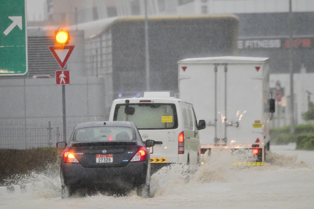 Des véhicules à Dubaï pendant la tempête le 16 avril 2024.