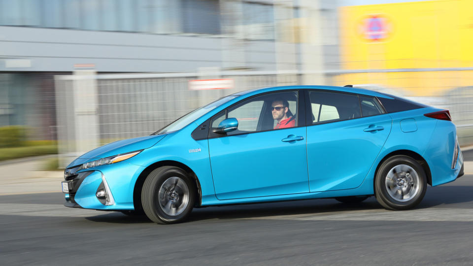 Es ist bereits 20 Jahre her, dass Toyota den ersten Hybridantrieb im Prius in Serie auf den Markt brachte. Die mittlerweile vierte Generation des Prius wird nun auch als Plug-in-Hybrid angeboten, der zusätzlich per Ladekabel mit Strom für bis zu 50 Kilometer betankt werden kann.