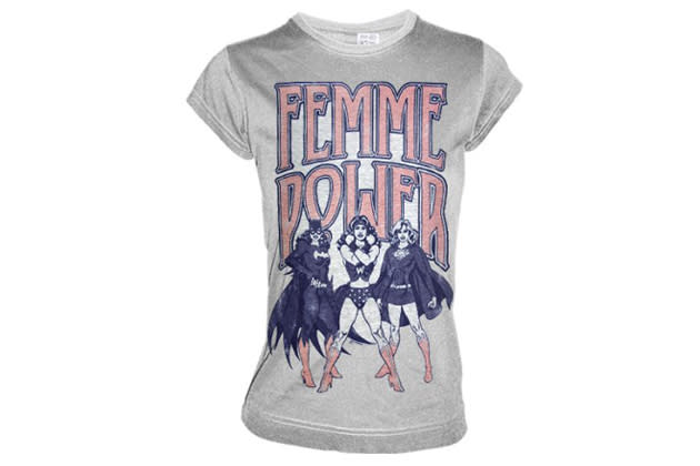 Wer genug von allen männlichen Superhelden hat, kann mit diesem Shirt ganz einfach seine Frau stehen: „Femme Power“ sagt alles und sieht dazu auch noch schön aus. (Shirt über amazon.de um ca. 28 Euro)