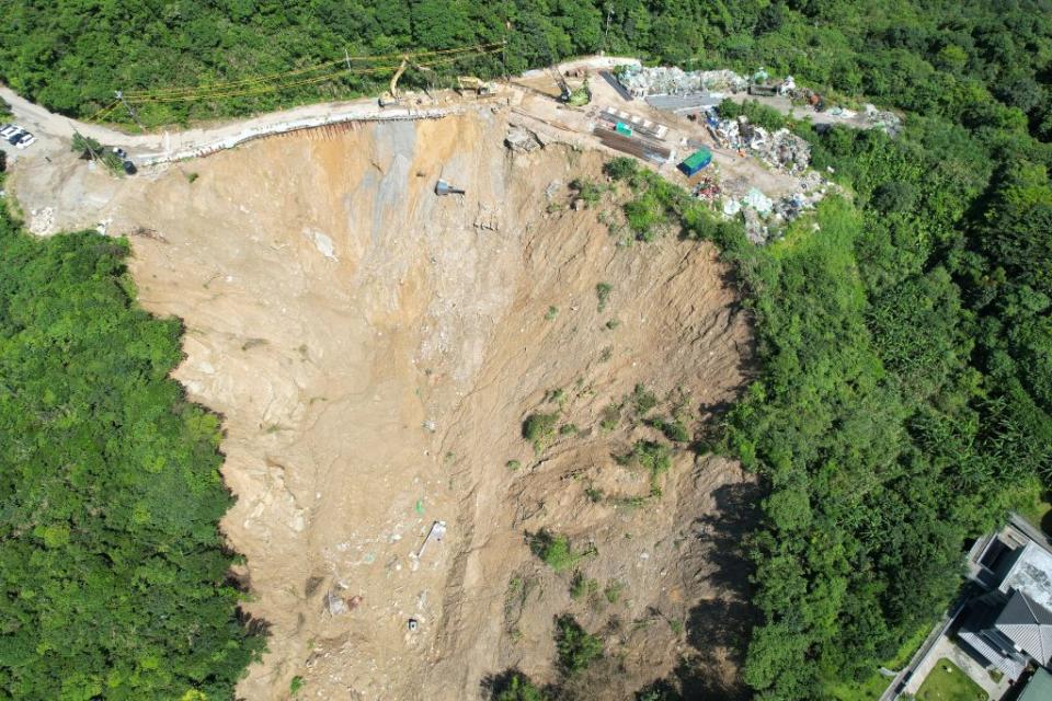 槓子寮大規模走山迄今三個多月，議員促加快復原(上)，市府在掩埋場挖出各式營建廢棄物(右)。(記者王慕慈攝)